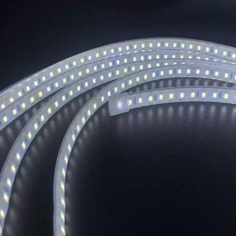 Kakšne so značilnosti svetlobnega vira skupnih LED nizkonapetostnih svetlobnih trakov?